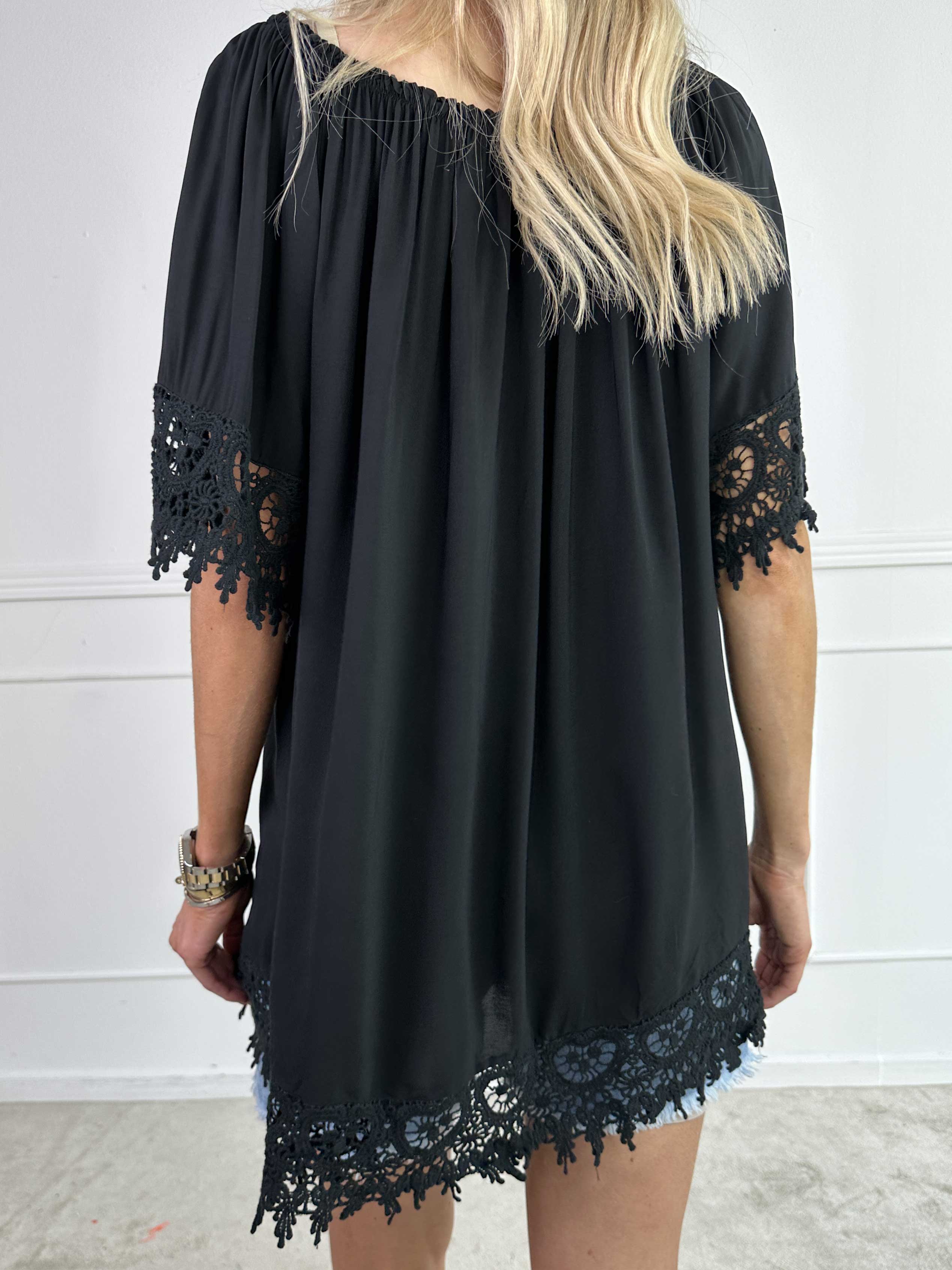 Carnelia - Sød tunikakjole i viskose med broderet kanter